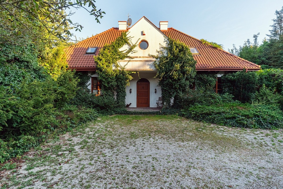 Działka 2100mkw – piękny ogród – dwa wjazdy