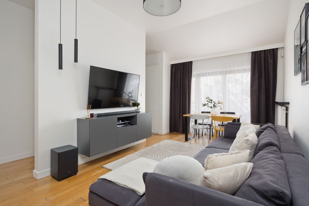 330 cm wysokości  2 balkony  2 garaże  komórka