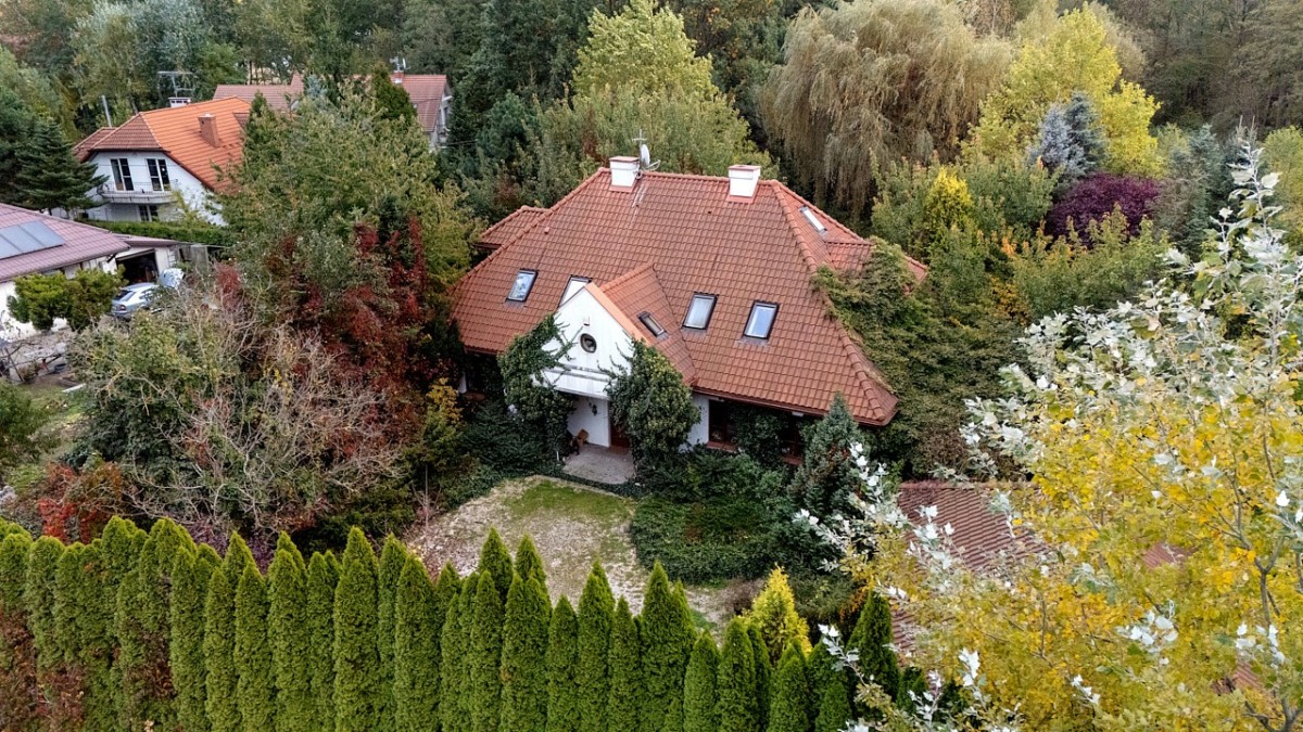 piękny ogród – dwa wjazdy – działka 2100mkw