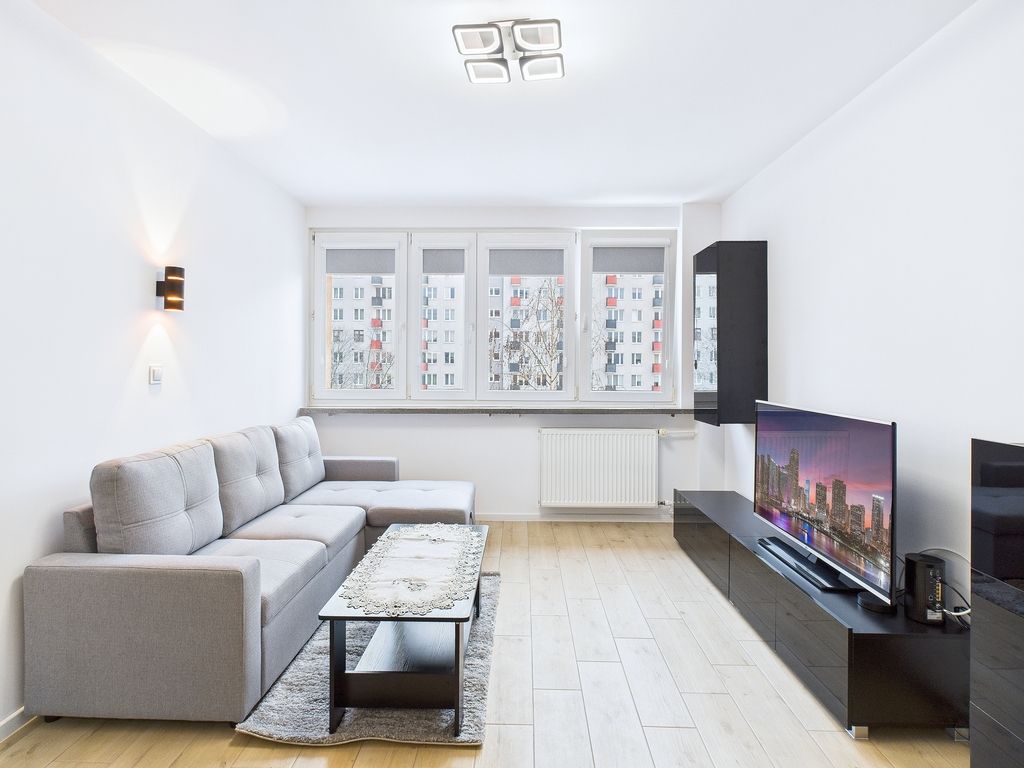 2 pokoje  Metro Wierzbno  Wyposażone  Piwnica