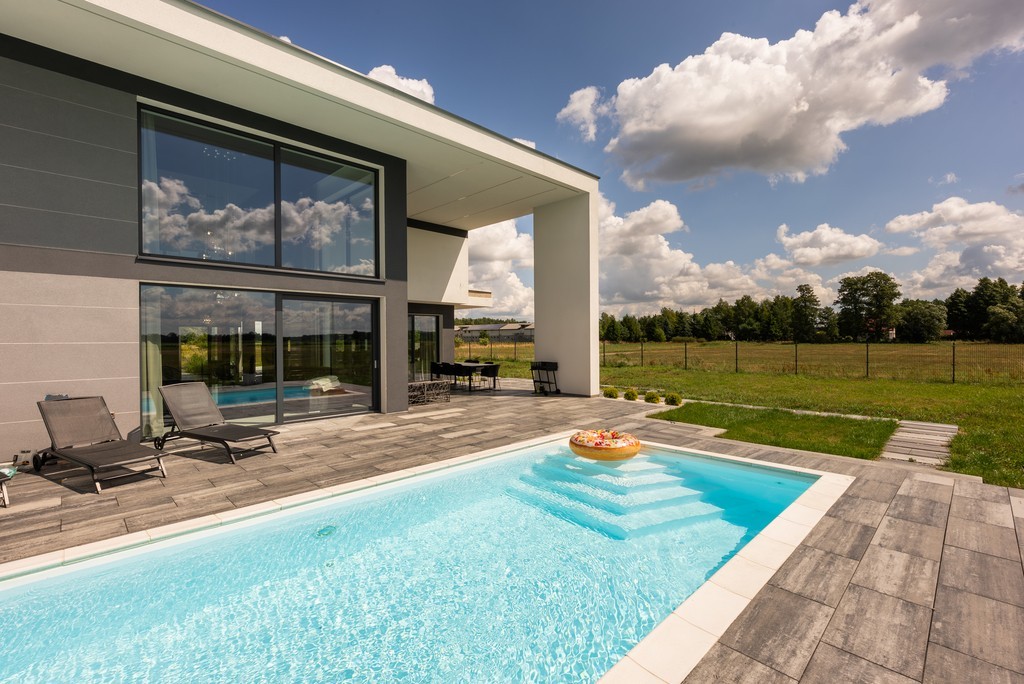 Nowoczesny dom z basenem w stylu glamour