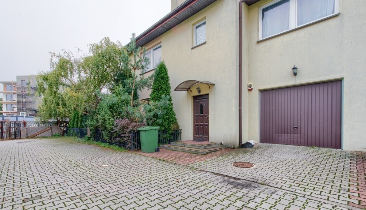 SEGMENT SKRAJNY Z OGRÓDKIEM NAOSIEDLUKNIĘTYM ZAM