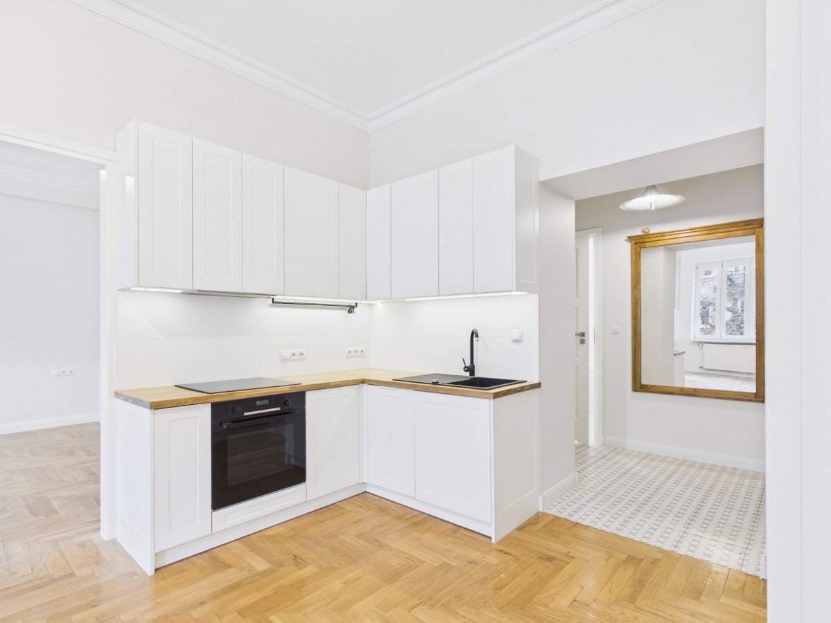 Dwupokojowe, nieumeblowane mieszkanie w kamienicy