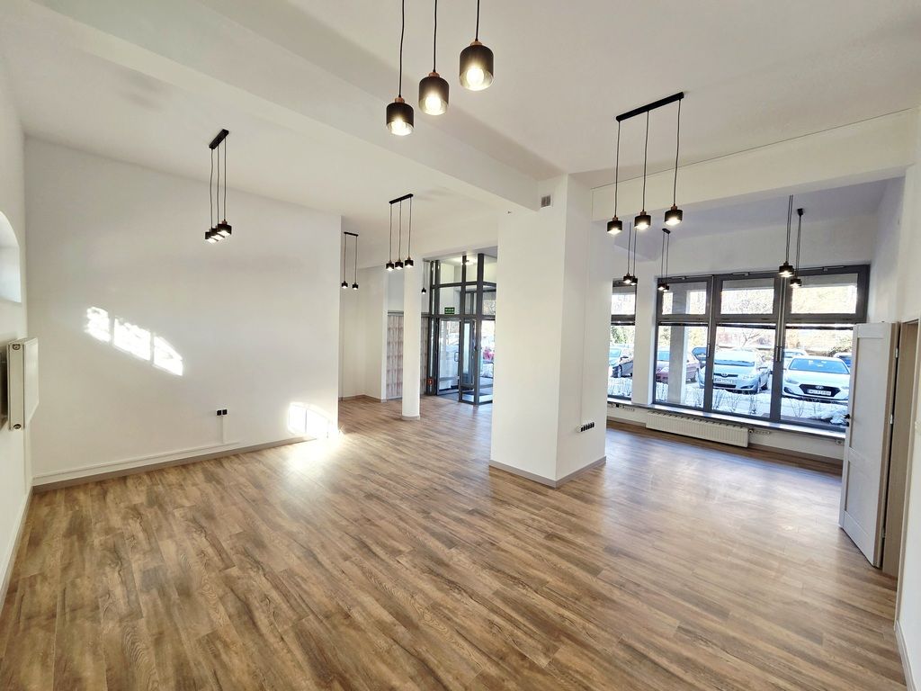 Przepiękny lokal po remoncie, parking, witryna!