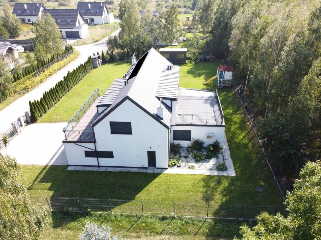 Elegancki dom wolnostojący z dużymi tarasami.