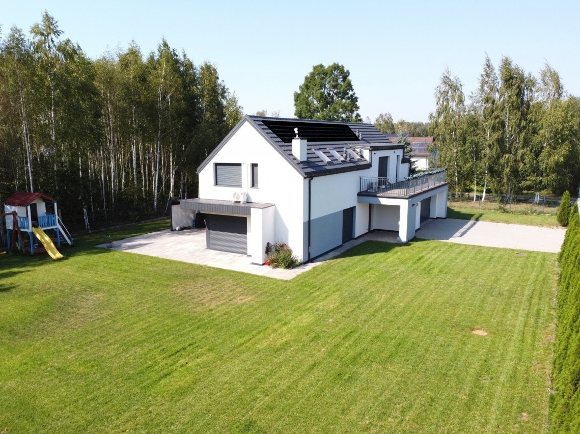 Elegancki dom wolnostojący z dużymi tarasami.