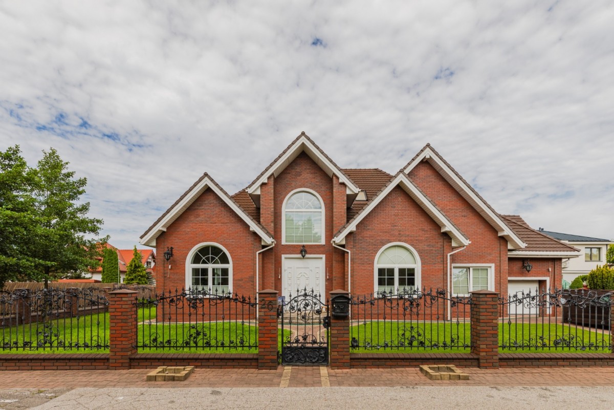 Dom z ogrodem i dwukondygnacyjnym salonem