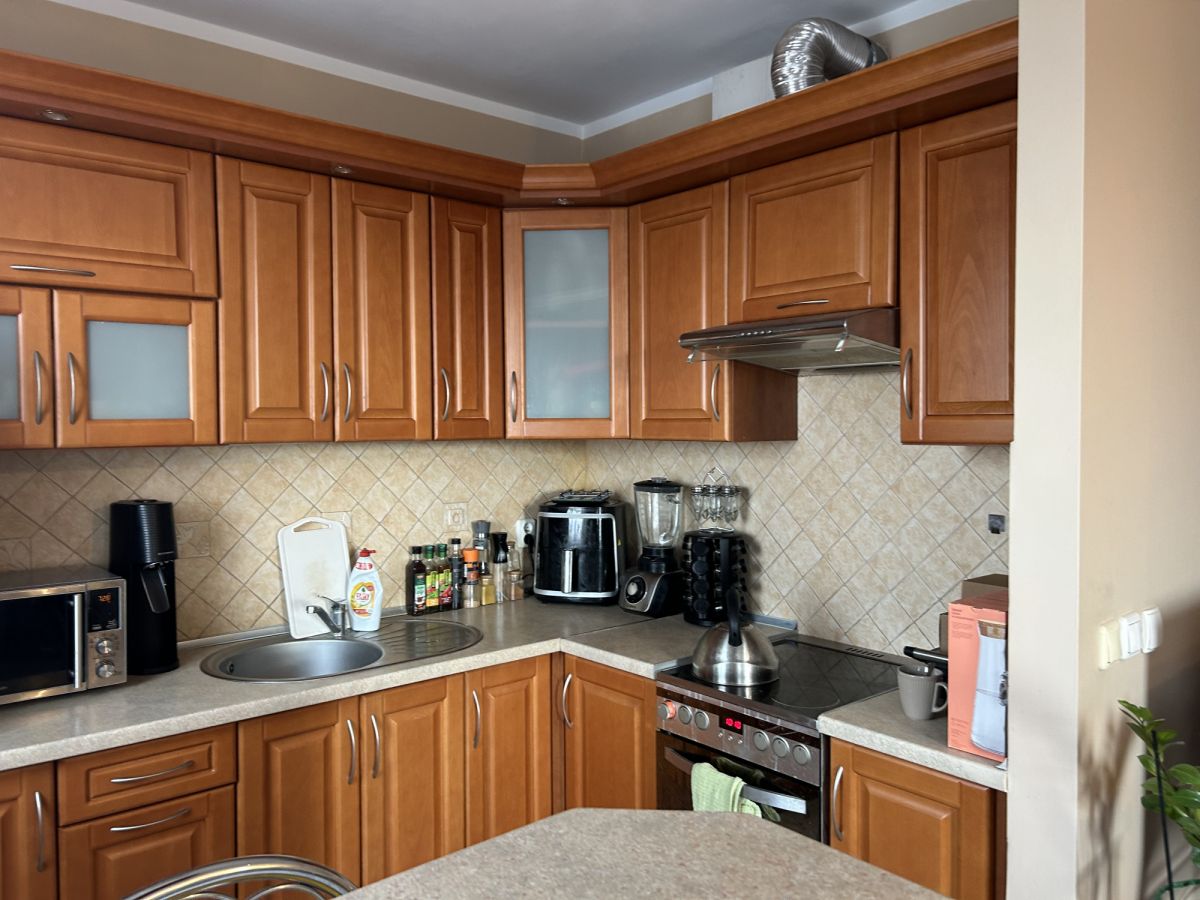 2 pokoje tuż przy stacji metra.