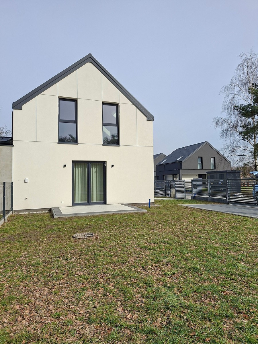 Nowy domek nad stawem – super dojazd do Warszawy!