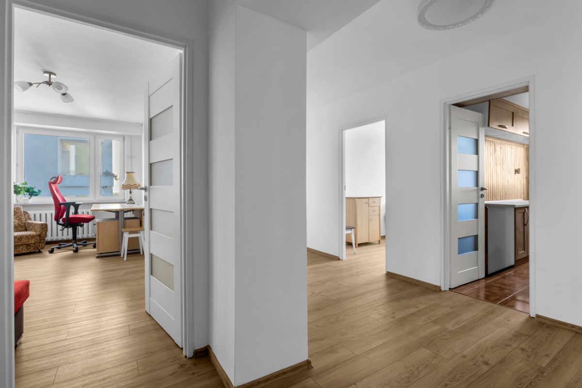 4 osobne pokoje/Osobna kuchnia/Metro 10min/Biuro