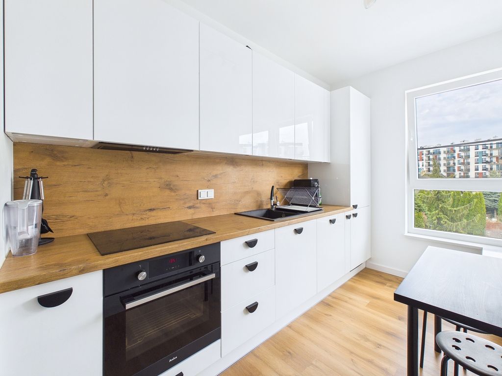 3 pokoje  Osobna kuchnia  Balkon  Metro Bemowo