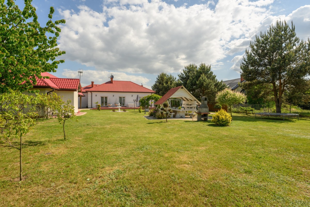 Piękny dom parterowy na imponującej działce 2130m2