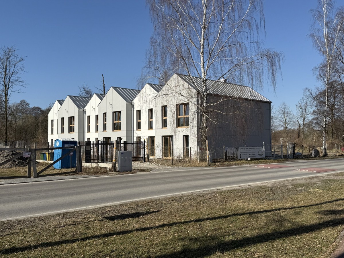 Bardzo funkcjonalny segment z ogródkiem i msc.post