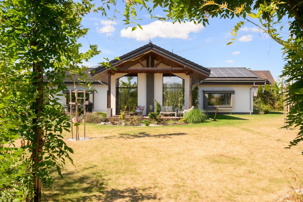 Unikalny dom parterowy 210 m2 z pięknym ogrodem