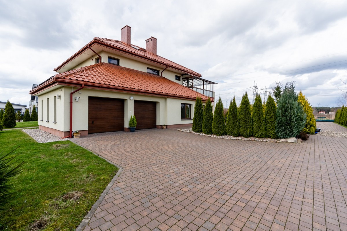 Piękna dwurodzinna willa przy granicy z W-WA