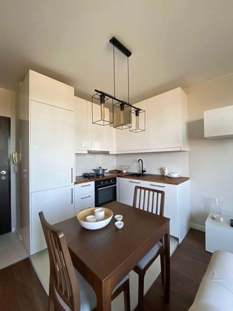 Wynajem, 2 pokoje, parking, tramwaj, duża loggia