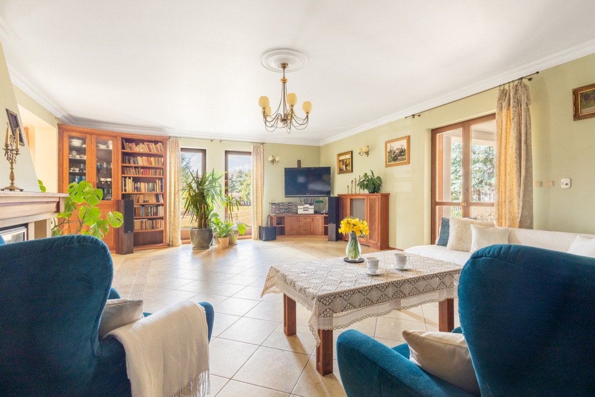 Dom z potencjałem nad własnym stawem