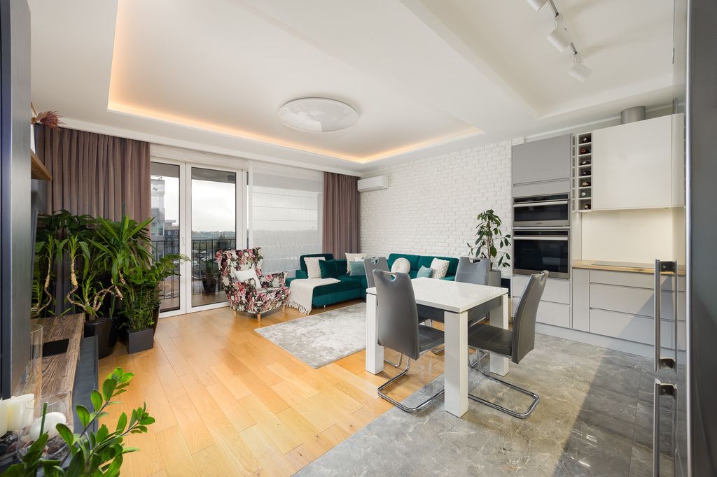 Świetny stan  Dwustronne  Duży balkon  Garaż