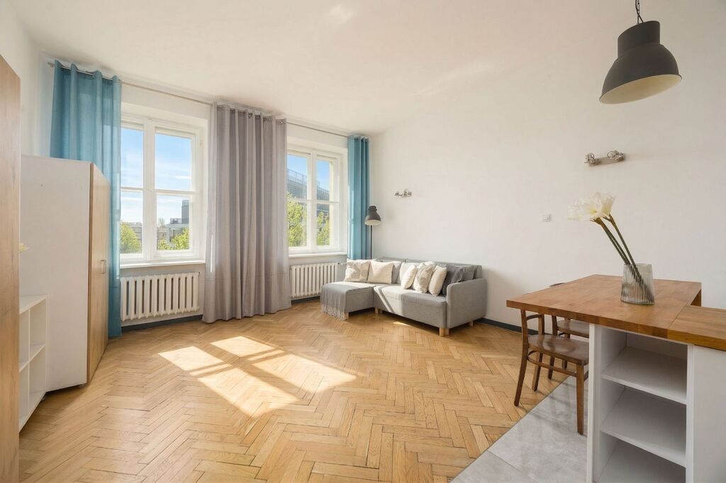 Koneser 3,3 m wysokości  Piwnica-9 m2  Tramwaje