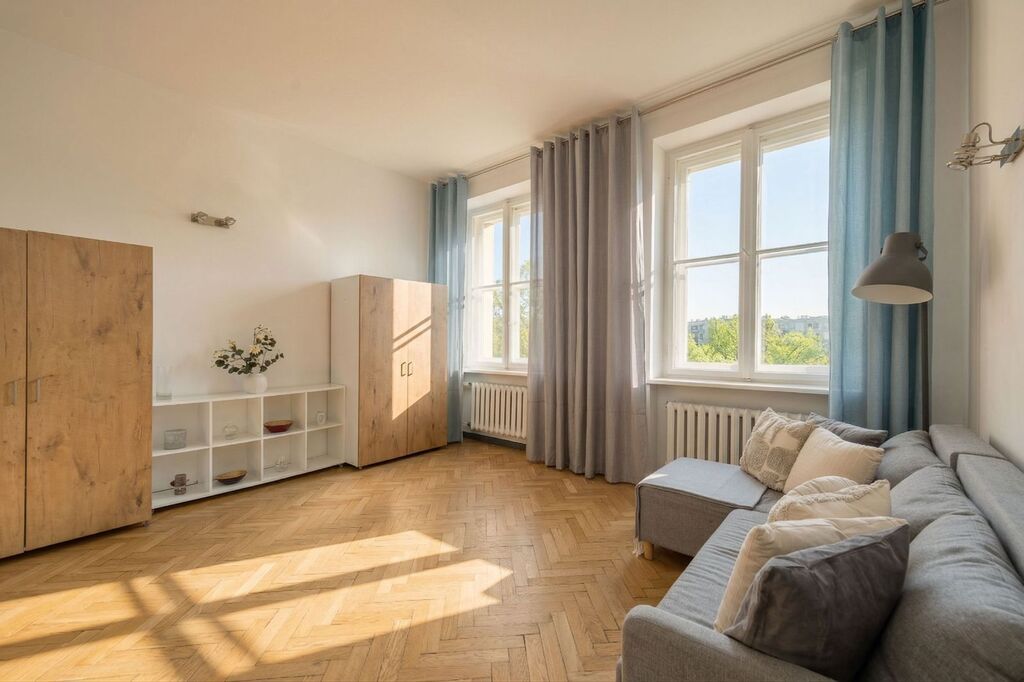 Koneser 3,3 m wysokości  Piwnica-9 m2  Tramwaje