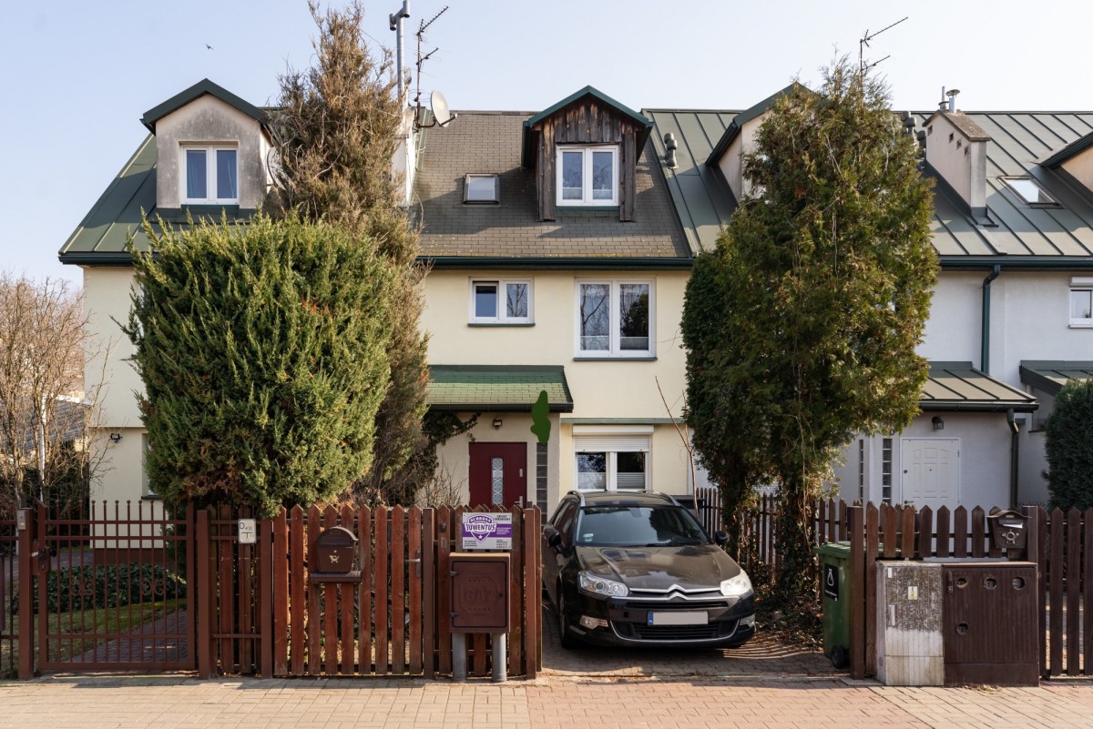 Urocza szeregówka w stylu angielskiem z 2004 roku