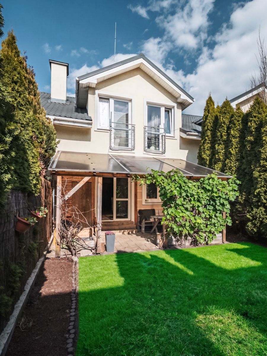 Dom szeregowy z  pięknym ogrodem Wawer