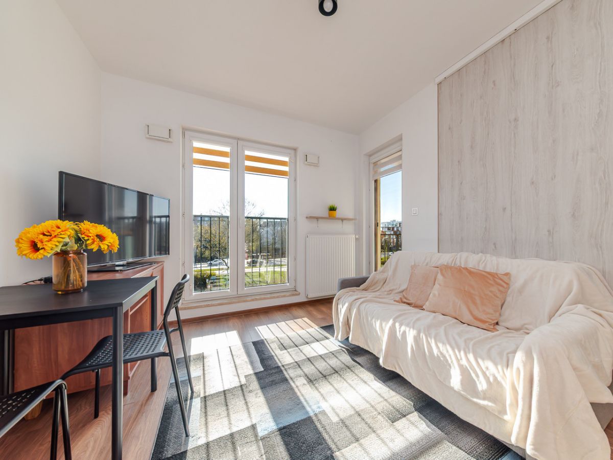 2 pokoje dobrze doświetlone z komórką i balkonem