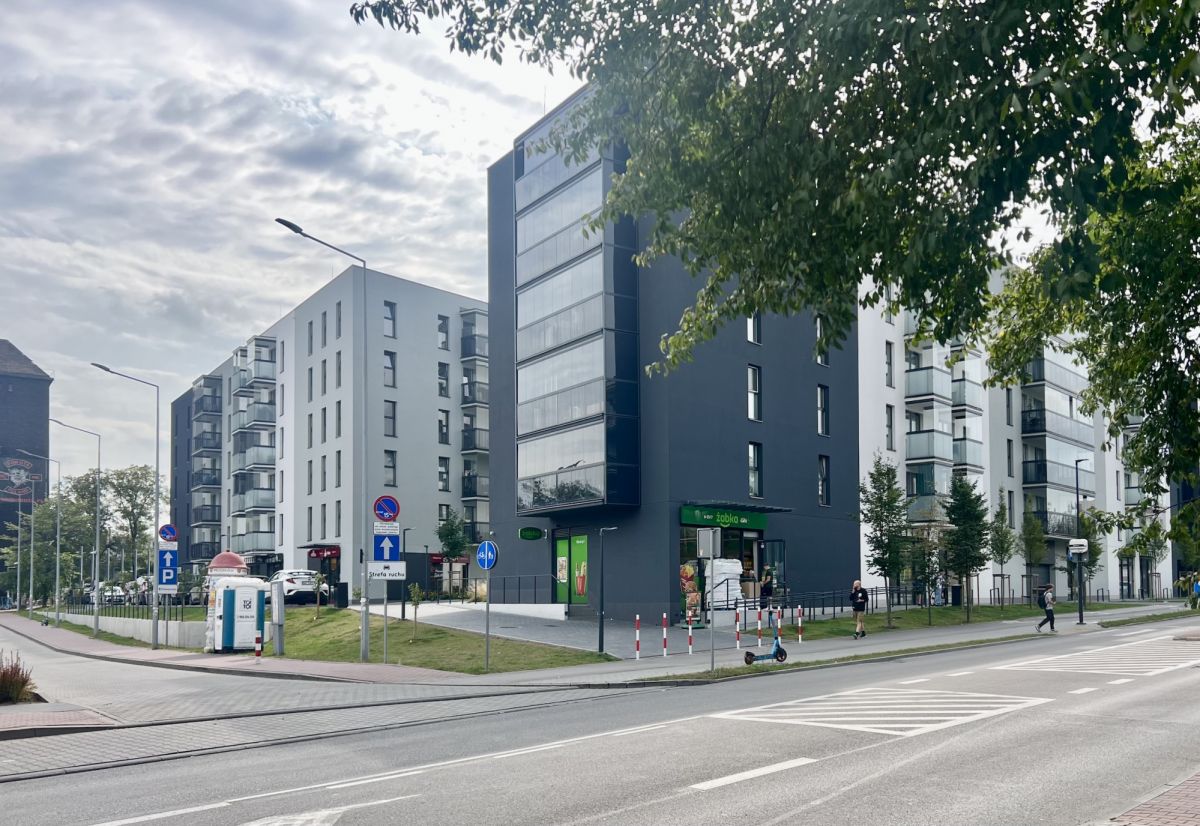 PRUSZKÓW koło SKM, parking, Żabka