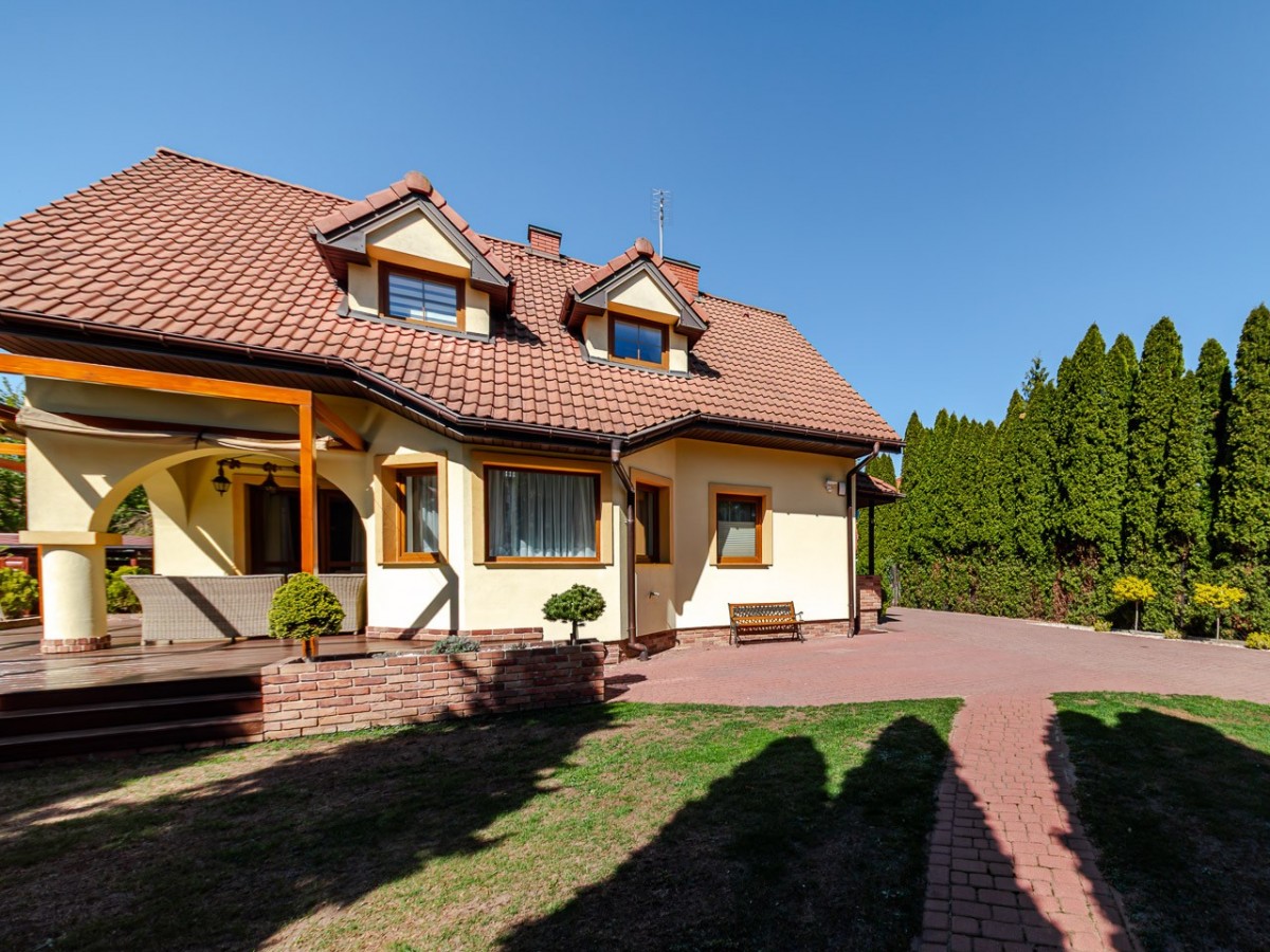 Dom z potencjałem na dużej działce | garaż w bryle