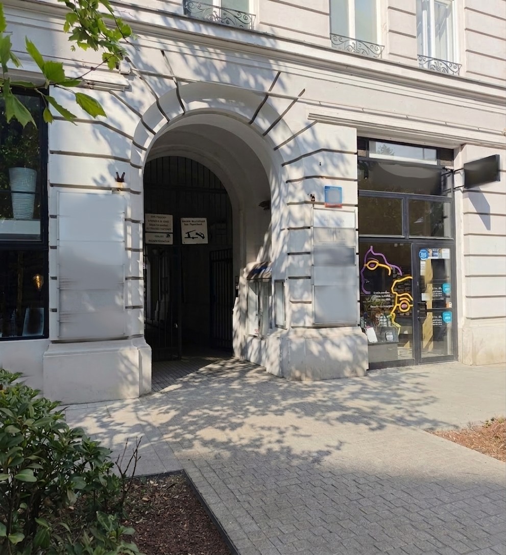 Bracka 18, lokal -czynsz jedyne TYSIĄC zł. m-c.