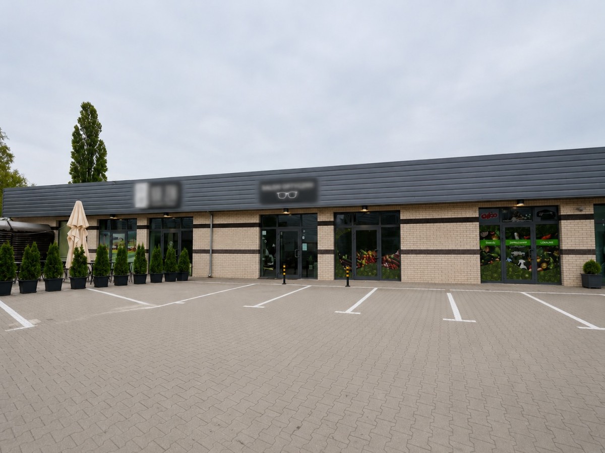 Duży parking | Witryny | Konstancin