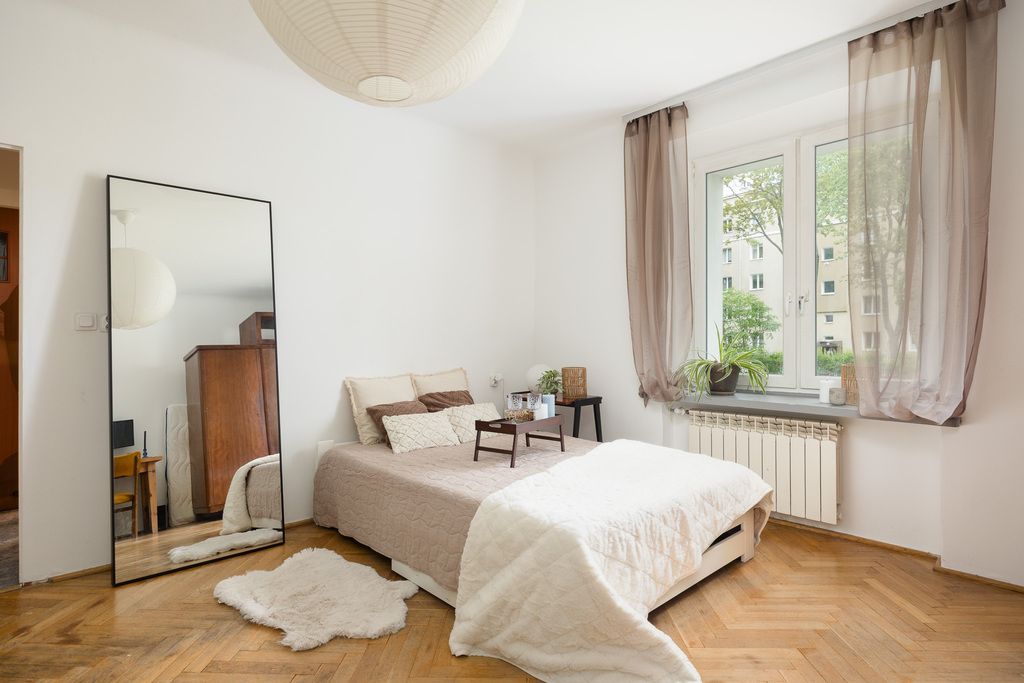 Kawalerka z dużą jasną kuchnią  Budynek z cegły