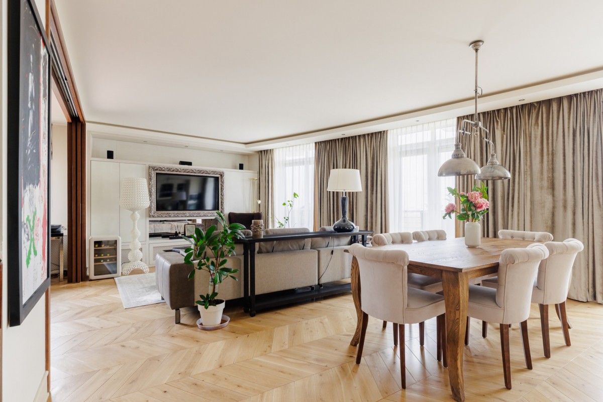 Apartament przy Placu Trzech Krzyży, garaż