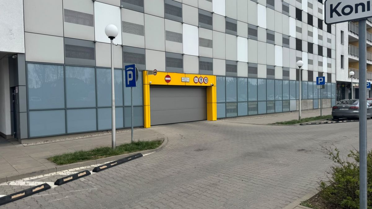 10 miejsc postojowych w budynku garażowym