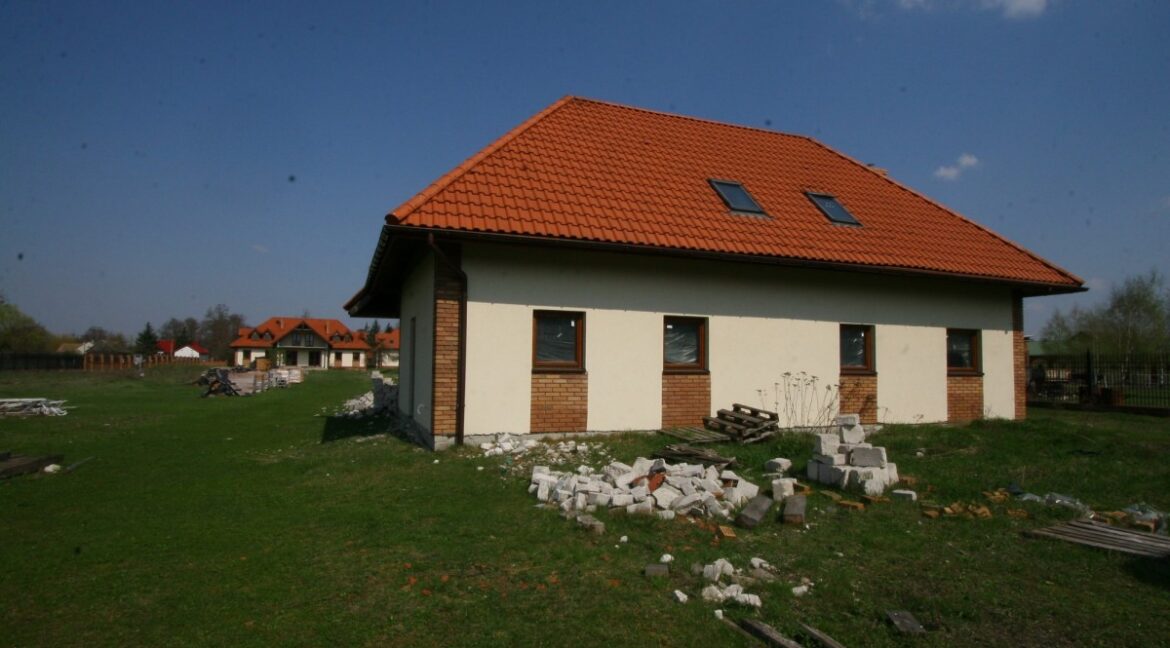 3746558