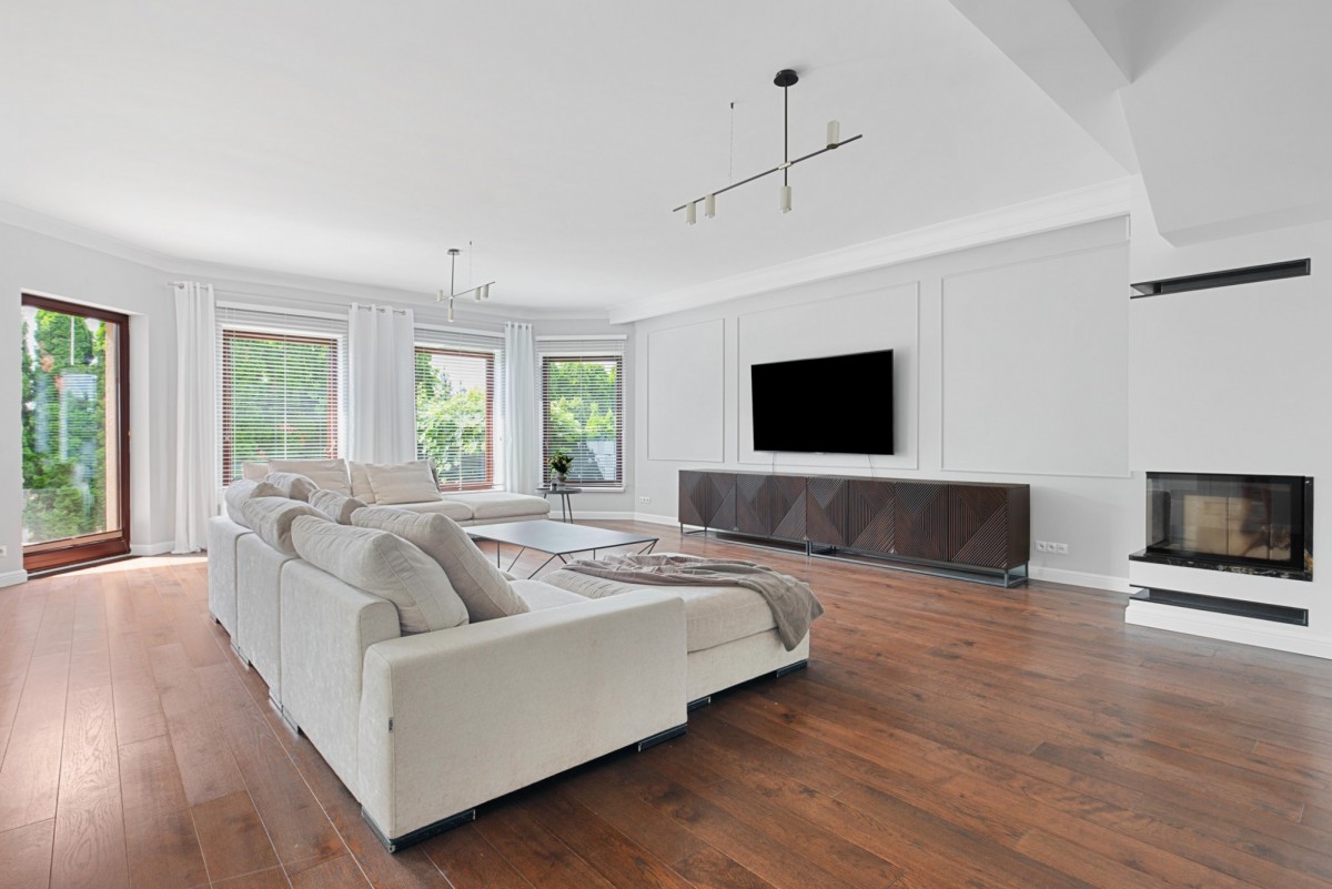 WYJĄTKOWY DOM | 342,04 m² | 8 POKOI | DZIAŁKA 600M