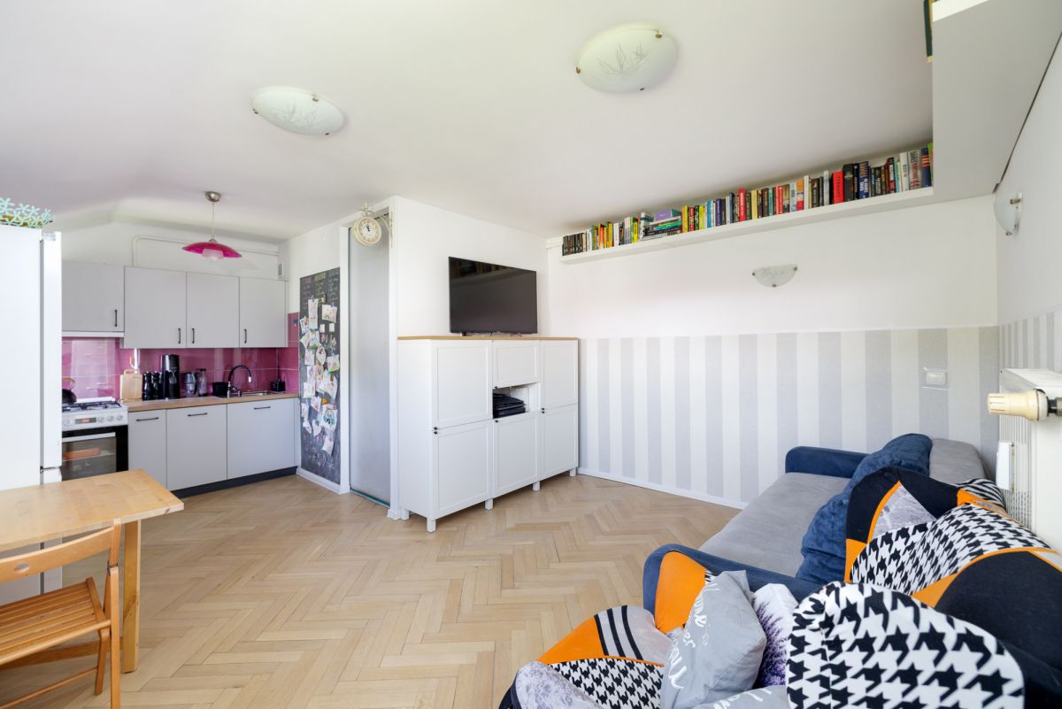 2 pokoje 27m2+8m2 dodatkowej przestrzeni.