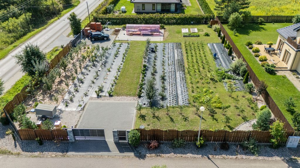 Pełne uzbrojenie – działka budowlana – blisko lasu