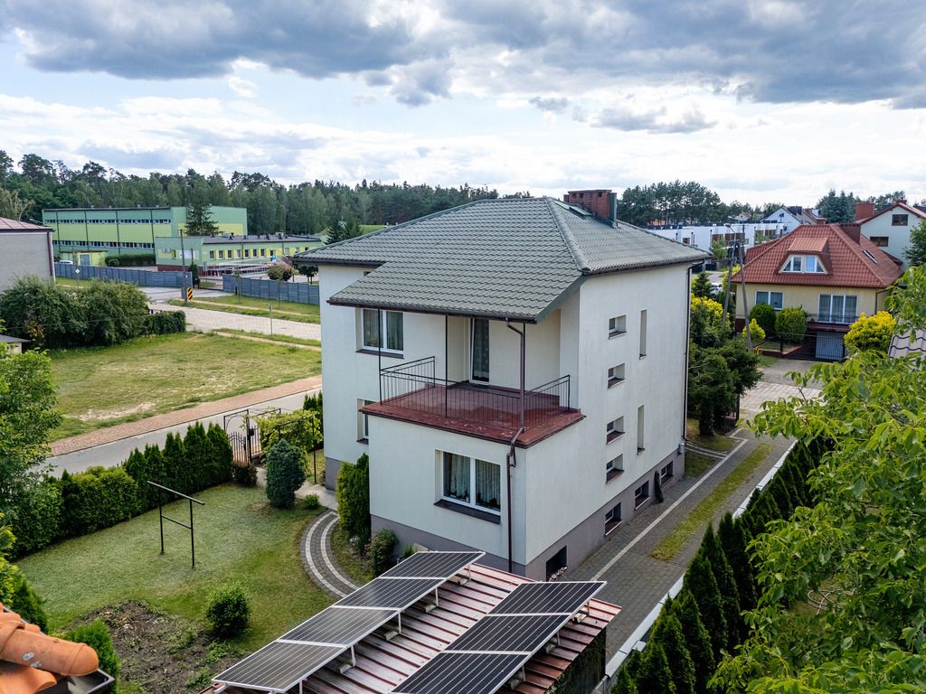 Dom wolnostojący 200 m² z fotowoltaiką i garażem