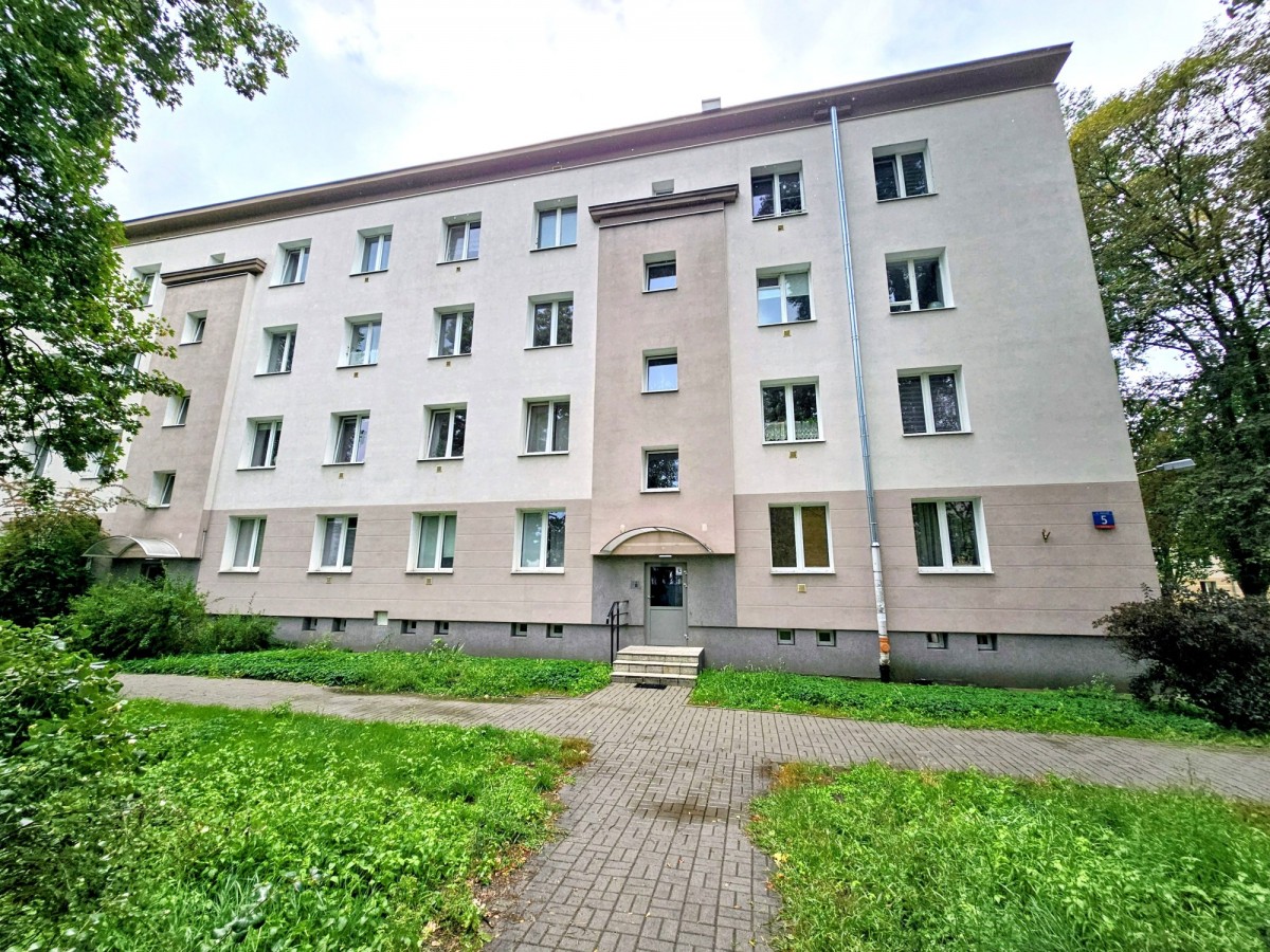 Obszerna kawalerka w solidnym budownictwie