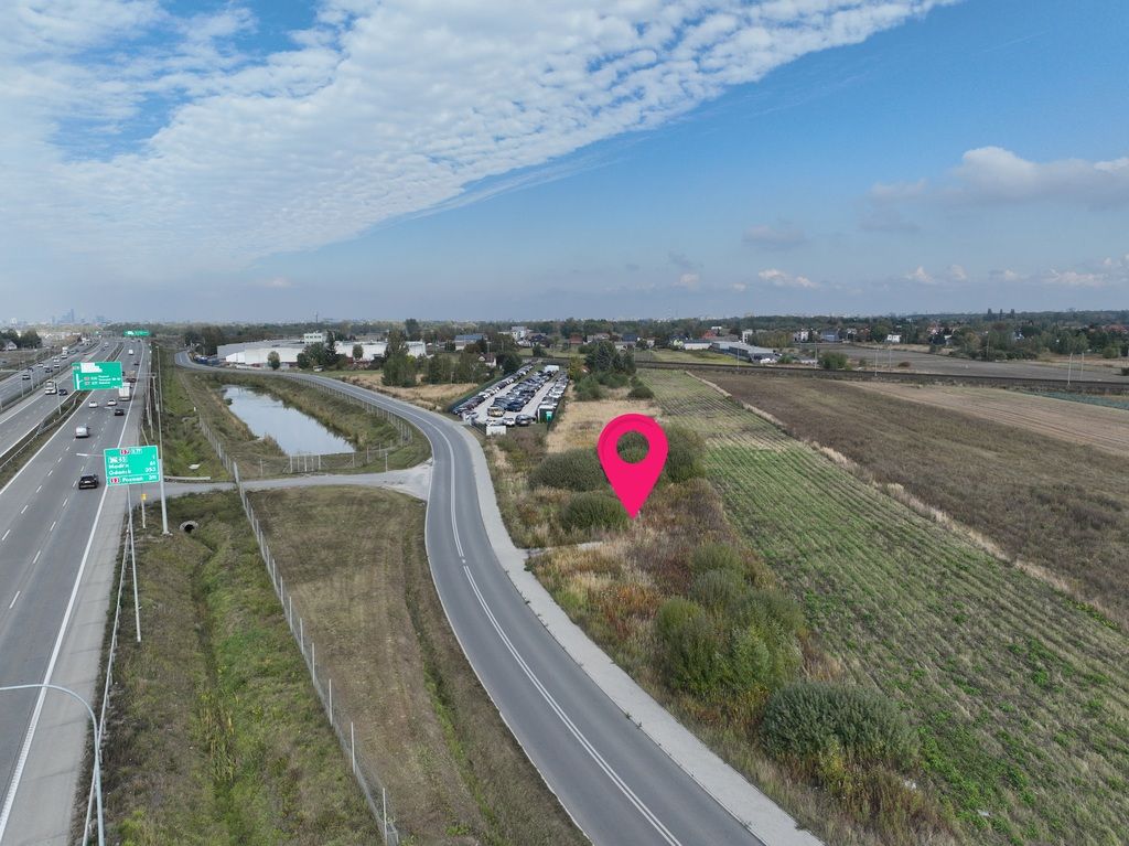 Działka inwestycyjna przy ekspresówce S7, asfalt