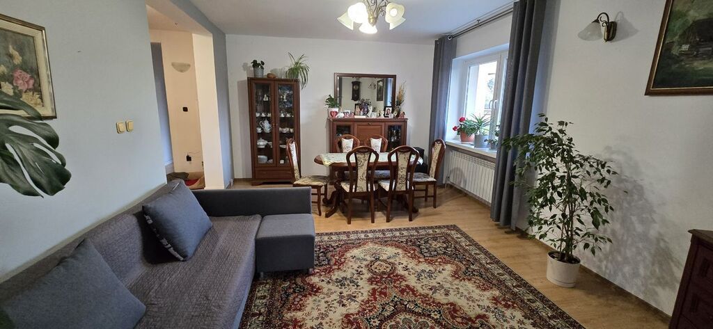 Dom 2-poziomowy  piwnica na działce o pow. 913 m²