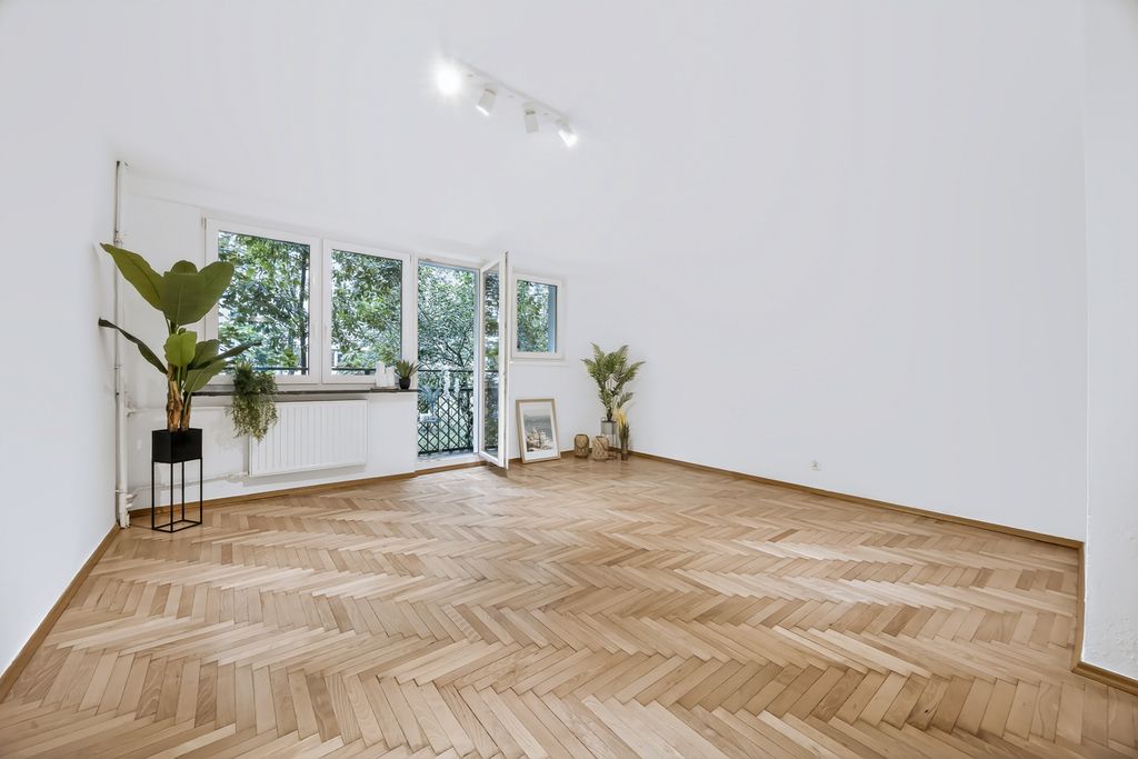 Wysoki parter  Po remoncie  3 pokoje  Balkon