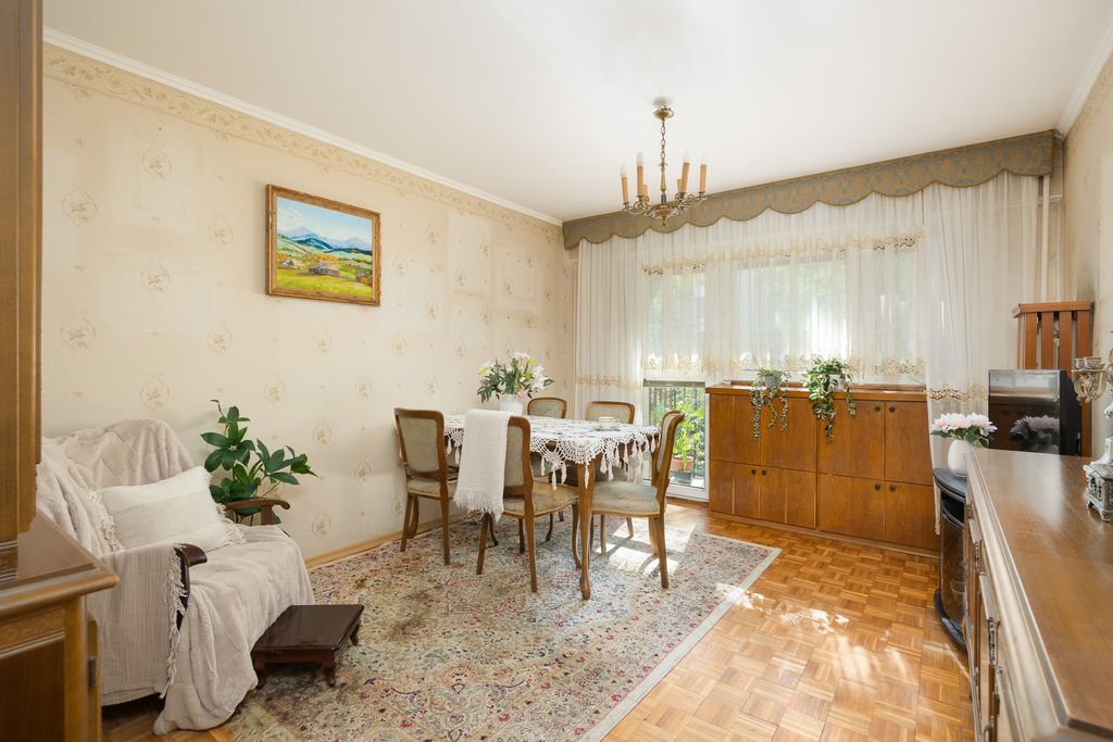 Zielona okolica  Dwustronne  Balkon  Oddzielna kuc