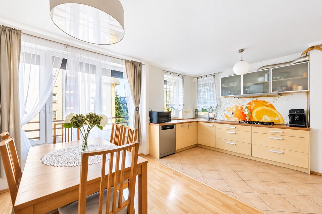 84,4 m²  Dwupoziomowe  Balkon  3 pokoje  gabinet