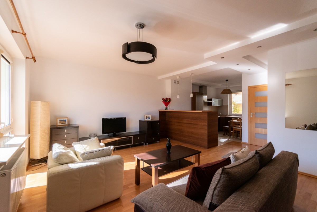 Duże 2 pokojowe mieszkanie, balkon, garaż